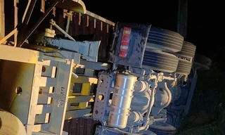 Lật xe đầu kéo, tài xế mắc kẹt tử vong