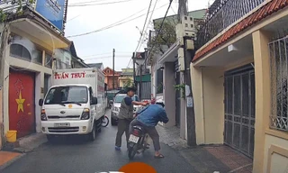 Xử phạt tài xế đậu xe chắn hết lối đi, cầm hung khí đánh người đi đường