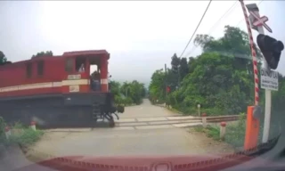 Thót tim cảnh gác chắn tự động mở lên khi tàu hoả chuẩn bị đi qua