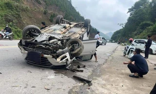 Ô tô chở 5 người tông cột mốc, lật ngửa giữa đường