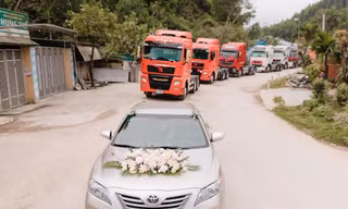 Chú rể Hà Tĩnh 'chơi lớn' rước dâu bằng 20 xe container