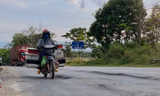 Đường xuống cấp, 'sống trâu' trải dài trên quốc lộ 15