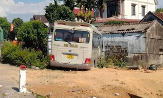 Xe khách mất lái tông vào cột điện, một người tử vong