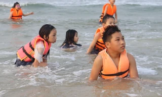 Biển Hà Tĩnh đông kín người dịp nghỉ lễ