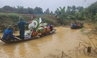 Xót xa hình ảnh đoàn thuyền vượt lũ chở thi hài nam sinh đi an táng