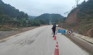 Sạt lở đường lên cửa khẩu Cầu Treo, giao thông tê liệt
