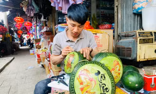 Dưa hấu tỉa thành hình rồng vàng, giá cao vẫn đắt khách