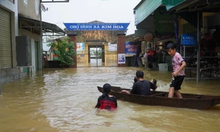 Mưa lớn khiến nhà dân, khu chợ ở Hà Tĩnh bị ngập