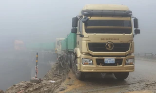 Nhiều tài xế bất an khi đường lên Cửa khẩu Cầu Treo liên tục sạt lở