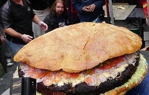 Lập kỷ lục với bánh hamburger nặng gần một tấn
