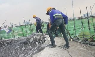 Cận cảnh thủy đài khổng lồ bị tháo dỡ ở Sài Gòn