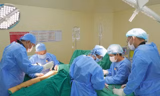 Người phụ nữ bị máy cày cán ngang người thoát chết hy hữu