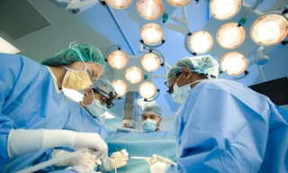 Cứu người đàn ông bị bạn nhậu đâm xuyên cổ thoát 'cửa tử'