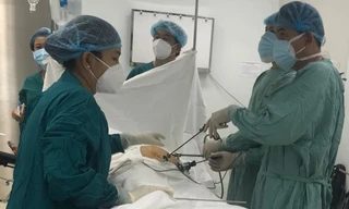 Tưởng đau bụng thông thường, cụ bà tự điều trị, không ngờ suýt gặp nguy vì khối u ruột lớn