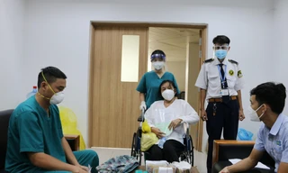 Bệnh nhân COVID-19 xúc động nhận lại cả gia tài mang theo khi nhập viện