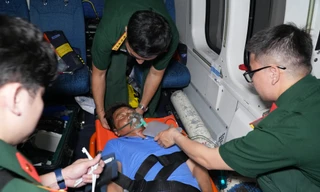 Ngư dân nguy kịch được đưa vào đất liền cấp cứu bằng trực thăng