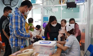 TPHCM: Nhân viên y tế nghỉ việc tăng vọt lên gần 1.300 người