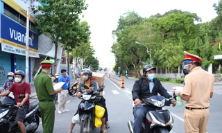 Vì sao đường phố TPHCM vẫn tấp nập giữa thời điểm giãn cách xã hội? 