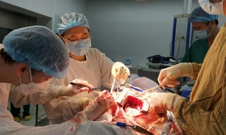 Chạy đua với 'tử thần' cứu bệnh nhân bị đâm xuyên phổi, thấu tim 