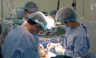 Nữ bệnh nhân nguy kịch sau phẫu thuật nâng ngực