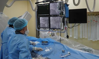 Đang bốc xếp hàng hóa tài xế hôn mê sâu, nguy kịch vì nhồi máu cơ tim cấp