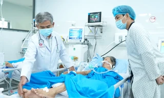 Bác sĩ 2 quốc gia phối hợp cứu bệnh nhân 'thập tử nhất sinh'