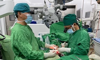 Siêu vi phẫu nối lại ngón tay bị máy cưa cắt lìa