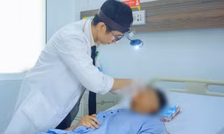 Thanh niên bị đâm dao vào mặt đứt nhiều động mạch, máu phun thành vòi