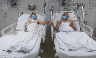 Hai anh em từng nguy kịch vì COVID-19, nắm tay nhau vượt qua 'tử thần'