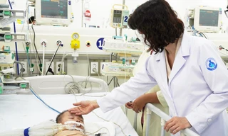 Báo động bệnh tay chân miệng lây từ người lớn cho trẻ nhỏ