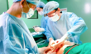 Sau 'nâng cấp vòng 3' ở spa, quý bà khổ sở cầu cứu khắp các bệnh viện vì hoại tử, lở loét