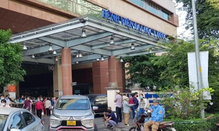 Gia đình bệnh nhân đội khăn tang vào bệnh viện 'vì hiểu lầm'?