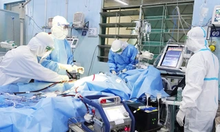 Kỷ lục truyền 45 lít máu cứu sản phụ nguy kịch vì COVID-19