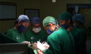 Đi khám đau vai gáy, phát hiện u quái buồng trứng chứa đầy tóc