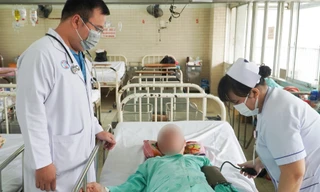 Suýt tử vong vì nhờ người 'đẻ ngược' vuốt cổ khi hóc xương 