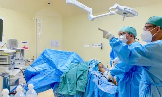 Lấy gân khớp gối tái tạo dây chằng cổ chân cho người bệnh