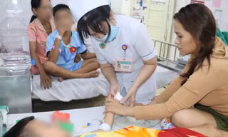 Bé trai đứt lìa 3 ngón tay vì tự dùng dao bổ mít