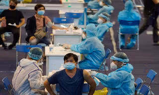 Nhiều địa phương tại TP HCM 'về đích' tiêm chủng COVID-19 mũi đầu tiên