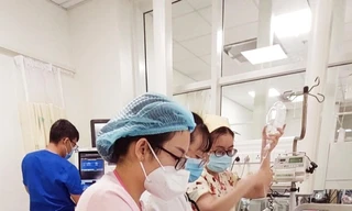 Mẹ 'tranh thủ' một chút, con ngã ao đuối nước nguy kịch