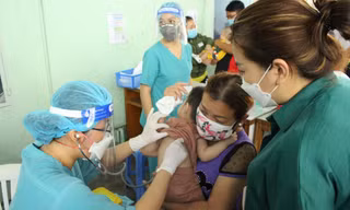 Phụ huynh lo lắng ùn ùn đưa trẻ nhiễm COVID-19 vào bệnh viện