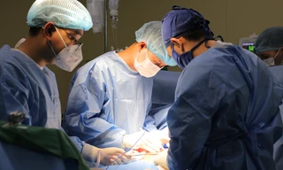 Tìm 'cảm giác lạ' bằng chai gel bôi trơn, nam thanh niên phải nhập viện cấp cứu