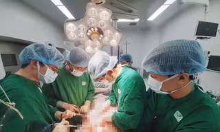 Cứu sống người đàn ông bị đâm thủng tim, ruột lòi ra ngoài