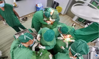 Người đàn ông bị máy cưa nghiền nát tay trái