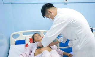 Người phụ nữ 8 năm 'mang thai' khối u gan khổng lồ