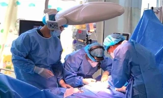 Bé trai 7 tuổi dập nát cánh tay vì máy trộn bê tông trong công trường