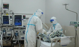 Cứu cụ bà mắc COVID-19, choáng nhiễm trùng thoát khỏi 'cửa tử'