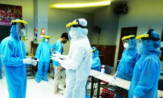 Bỏ xét nghiệm COVID-19 tại sân bay, giám sát chặt người nhập cảnh