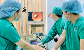 Lấy đồng xu trong thực quản bé trai 6 tuổi