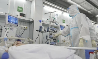 2 người tử vong, số ca mắc COVID-19 tăng gấp ba lần ở TPHCM 