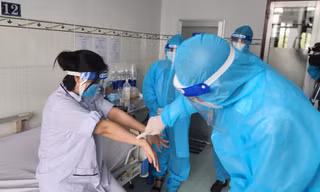 Vào thăm ca bệnh đậu mùa khỉ đầu tiên tại Việt Nam
